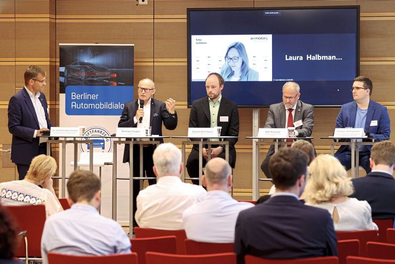 Über die Folgen der Transformation der Branche auf Berufs- und Arbeitsfeld des Kfz-Gewerbes sprachen (v. l.) Dr. Kurt-Christian Scheel, Michael Ziegler, Daniel Borrmann, Ralf Kutzner, Christian Schneemann und online zugeschaltet Katja Gicklhorn.  (Bild:  ProMotor/Johannssen)