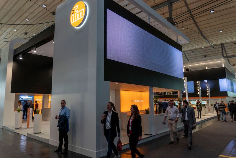 Bei Ifm gab es neben anderen Produktneuheiten auch den externen IO-Link-Speicher DSU zu sehen. Auf kompaktem Raum will die Speicherlösung, angebunden an einen IO-Link-Master, die gespeicherten Daten an alle angebundenen Empfänger verteilen. Der Speicher verfügt über 128 kByte Volumen, das mit 230,4 kBit pro Sekunde beschrieben werden können soll. (Bild: Vogel Communications Group)