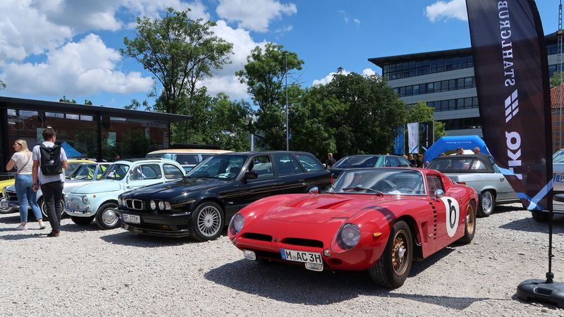 Links neben dem Iso Grifo A3/C steht ein Alpina B10 Touring aus dem Jahr 1994, laut Besitzer die Nummer 42 von 65 gefertigten Fahrzeugen. (Bild: Diehl – VCG)