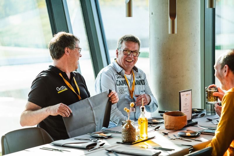 Eines stand während der RaceDays fest: Der Spaß darf nicht fehlen. Wolfgang Troidl (l., Principal Regional Partner Manager bei GoTo) und Gregor Großmann (G-Bit) sind diesem Motto treu geblieben! (Bild: GoTo Technologies Germany)