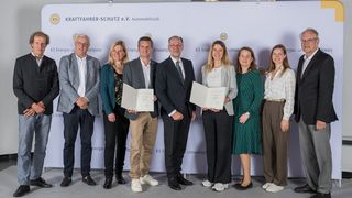 Preisträger, Jurymitglieder und KS-Mitarbeiter während der Verleihung des KS Energie- und Umweltpreises 2025. (Bild: Autoclub KS/Mica Zeitz)