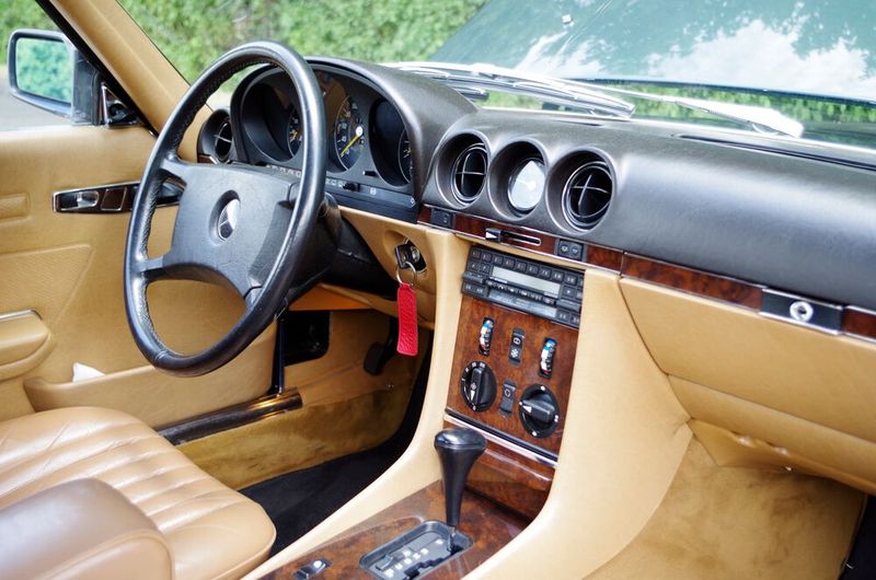 Ein Blick in den Innenraum des alten Mercedes. (Bild: Patrick Broich/SP-X)