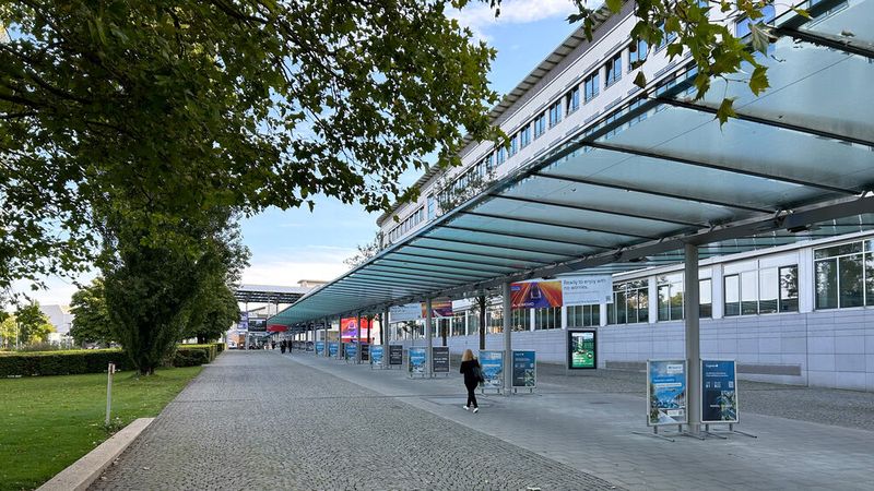 Montagvormittag, 9 Uhr, am Eingang West der Messe München. Es ist Pressetag, doch das Interesse der Presse an der IAA scheint sich in Grenzen zu halten. Der Eingang Ost wurde gar nicht erst geöffnet. Als die IAA Pkw noch in Frankfurt stattfand, war ein solches Bild undenkbar. (Bild: Diehl – VCG)