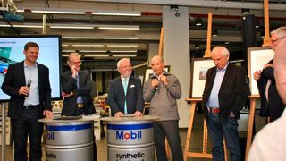 40 Jahre Porsche 924: Dieter Landenberger (li.), Leiter Historisches Archiv bei Porsche, im Gespräch mit Zeitzeugen der Transaxle-Ära. (Foto: Dominsky)