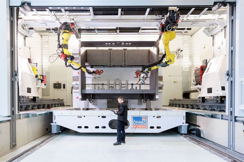 Um Trumpf Maschinen Austria unter die Arme zu greifen, wurde von Fronius diese gigantische Laserhybrid-Schweißanlage mit zwei Robotern und zwei Kipppositionierern entwickelt, damit der Anwender hauptzeitparallel rüsten kann. (Bild: Fronius)