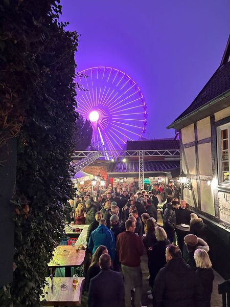 Das Riesenrad erleuchtet den Himmel. (Bild: Vogel IT-Medien )
