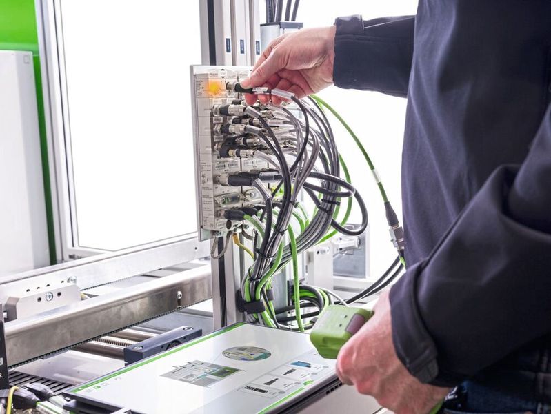 Mithilfe der hinterlegten visuellen Maschineninformationen sowie der LEDs an den Modulen erhält der Nutzer eine präzise Navigationsanweisung für jeden Arbeitsschritt. (Bild: Murrelektronik)