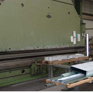 Die Gesenkbiegemaschine aus dem Jahr 1988 wurde mittels Sicherheitssteuerung modernisiert.