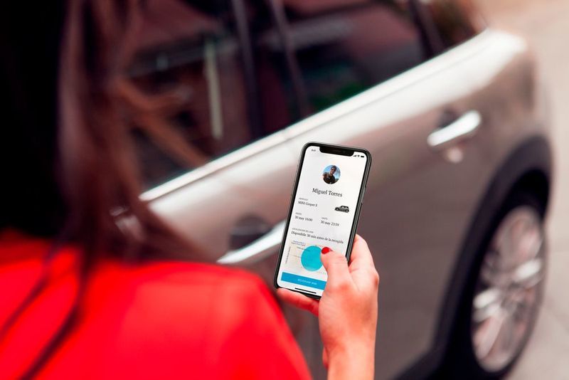 Die Abwicklung erfolgt über die „Mini Sharing App“, über die die Mitnutzer das Auto buchen. (Mini)