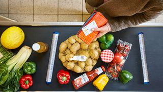 supermarktkasse-transportband-frau-mit-geldboerse (Quelle: girocard)