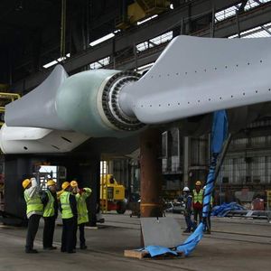 „Windkraftanlage unter Wasser“: Die 15 bis 20 m großen Rotorblätter des Strömungskraftwerks können über Pitchverstellung wie bei Windkraftanlagen in eine neutrale Stellung gesteuert werden, um die Turbine zum Stillstand zu bringen.