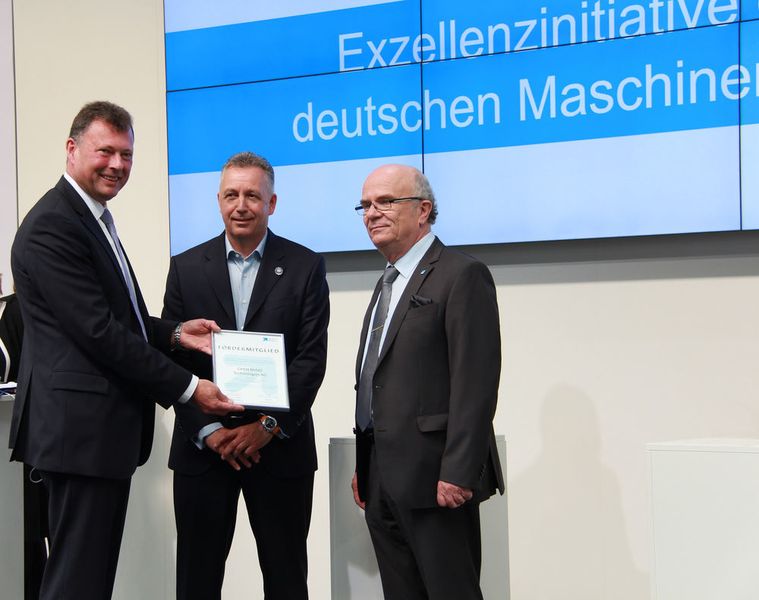 OPEN MIND is a new sponsoring member of the Nachwuchsstiftung Maschinenbau: Dr. Jan Braasch (left), Chairman of the Supervisory Board of Nachwuchsstiftung Maschinenbau, and Peter Bole (right), Director of the Nachwuchsstiftung Maschinenbau, presented Volker Nesenhöner, CEO of OPEN MIND (center), with the certificate. (OPEN MIND)