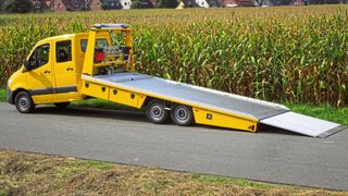 Das Triebkopfkonzept mit Gelenk direkt hinter dem Fahrerhaus ermöglicht das Leergewicht sparende Knickplateau. (Bild: Wellmeyer)