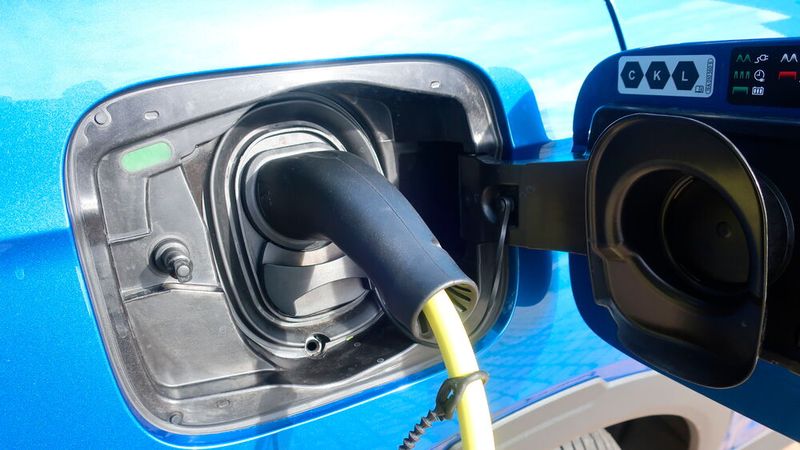 10. Der Ladeanschluss: Nicht neu, aber immer wieder erwähnenswert ist der Stecker für den Strom. Her baumelt nichts, außer beim Schnellladen. Die Gummilippe im Deckel verschließt den Anschluss. Und: Die grüne LED zeigt an, ob der Elroq lädt. Das ist noch immer nicht bei allen E-Autos so. (Bild: Grimm – kfz-betrieb)