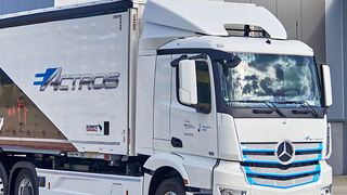 Der E-Actros bewährt sich im Dauereinsatz bei Schmitt Logistik. (Mercedes)