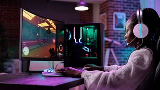 Der Full-HD-Monitor Philips Evnia 27M2C5200W mit bis zu 280 Hz Bildwiederholrate ist für Spiele gemacht, bei denen es auf eine schnelle Reaktion ankommt, wie etwa First-Person-Shooter.  (Bild: Dragos Condrea)