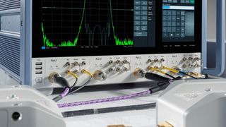 Der Vektornetzwerkanalysator R&S ZNA mit einem neuen Bedienkonzept. Dazu wurden Hard- und Software grundlegend überarbeitet. (Bild: Rohde & Schwarz)