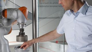 Der Leichtbauroboter reagiert sensibel auf menschliche Interaktion und ist über präzise Bewegungen sowie seine speziellen Wahrnehmungstechnologien in der Lage, komplexe Aufgaben über präzise Automationsbewegungen sicher durchzuführen. (Foto: Microsoft)