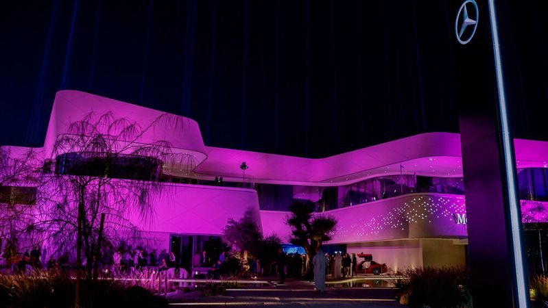 Schillert nicht nur nachts: Im vergangenen Jahr eröffnete das Brand Center des Mercedes-Generalimporteurs Gargash in Dubai.(Bild:  Gargash)