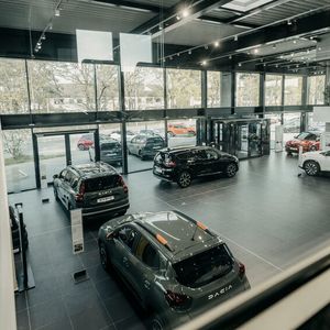 Der zweigeschossige Neubau ist lichtdurchflutet.(Bild:  WWW.BURAKCAYCI.DE)