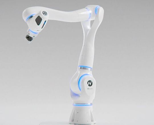 Mit dem kognitiven Robotersystem „MaiRA“ hat Neura Robotics den ersten auf künstlicher Intelligenz basierenden kognitiven Cobot vorgestellt. Das Start-up ist so erfolgreich, dass nun eine 15-Millionen-Euro-Finanzierung des US-Investors Interalpen Partners abgeschlossen wurde.(Bild:  Neura Robotics)