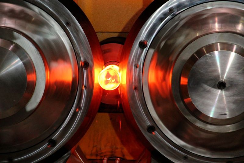 Die deutschen Massivumformer haben es derzeit schwer: Während die Lieferungen an die Autoindustrie 2015 stiegen, brach der Absatz beim Maschinenbau ein. (Bild: Itasse)