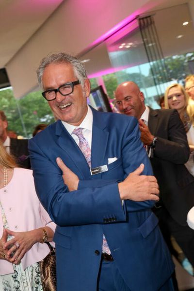 Auch der Chef der Wellergruppe, Burkhard Weller, hatte sichtlich Spaß an den spektakulären Showeinlagen, darunter ein iPad-Magier und eine Trommlergruppe. (Foto: Auto Weller)
