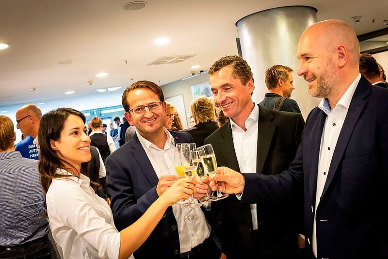 Pejo Pejic, Serviceleiter der Mercedes-Benz-Niederlassung Stuttgart (2. v.li.), stößt mit Thomas Angermann von Daimler (re.) auf den dritten Platz an. (Stefan Bausewein)