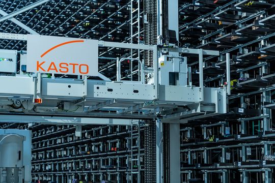 Ein Kasto-Wabenlager mit 2.020 Kassetten hat bei Thyssenkrupp Schulte in Radebeul vor Kurzem seine Arbeit aufgenommen. Der so weitgehend automatisierte Materiallagerungsprozess spare Energie und reduziere CO2-Emissionen. Ein Kasto-Wabenlager mit 2.020 Kassetten hat bei Thyssenkrupp Schulte in Radebeul vor Kurzem seine Arbeit aufgenommen. Der so weitgehend automatisierte Materiallagerungsprozess spare Energie und reduziere CO2-Emissionen.