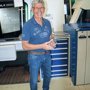 Wolfgang Kraus, Geschäftsführer von Kraus CNC-Metallbearbeitung, freut sich über die Performance des SU-Bohrers von ZCC Cutting Tools Europe am hier gezeigten Bauteil.(Bild:  Königsreuther)