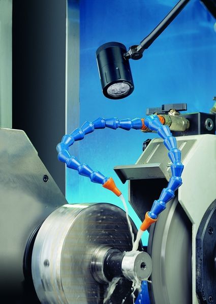 Bild 1: Die LED-Leuchte vom Typ Spot LED 003 bietet für die Maschinenbeleuchtung hohe Lichtleistung, lange Lebensdauer und geringen Energieverbrauch. (Archiv: Vogel Business Media)