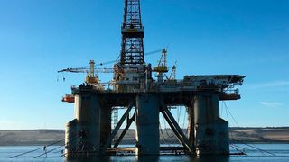 Im rauen Umfeld einer Ölplattform kommen die faseroptischen Sensoren von FBGS zum Einsatz. Im Vergleich zu elektrischen Sensoren bieten sie einen wesentlichen Vorteil: Sie sind vollständig passiv. (gemeinfrei)