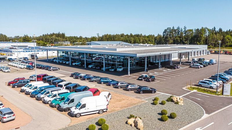 Die Autohausgruppe Kreuter Medele Schäfer aus dem Südwesten Bayerns entstand durch die Fusion der Autohäuser Medele, Schäfer & Waibl und des Autohauses Allgäu. Das Autohaus Allgäu in Kaufbeuren (Foto) ist seit Anfang 2022 Teil von Kreuter Medele Schäfer. Im Frühjahr 2023 eröffnete die Gruppe ihren neuen „Retail Excellence“-Betrieb in Weilheim bei München. (Bild: Kreuter Medele Schäfer)