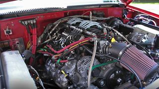 Der Motorinnenraum des Fahrzeuges; links und rechts von dem mit Ammoniak betriebenen Motor sind die beiden Crackreaktoren (umgeben von weißem Isolationsmaterial) zu sehen. (Bild: First Ammonia Motors)