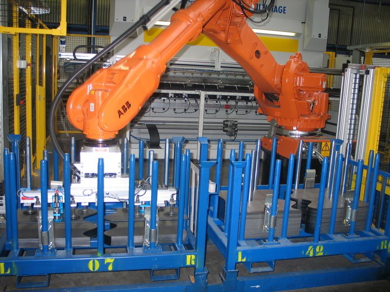 Behälterbahnhof mit Platinenentstapeleinheit zum Beladen der Rohreinformpresse der Laserschweißanlage für Single Tubes. (Archiv: Vogel Business Media)