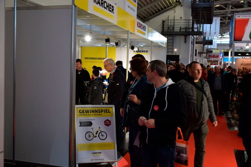 Einer der zahlreichen Publikumsmagneten war das Gewinnspiel von Kärcher. (Holz / »kfz-betrieb«)