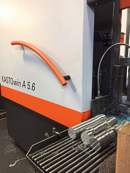 MCS hat durch die Anschaffung der Kastowin-Systeme zukunftssichernde Sägen ins Haus bekommen, heißt es. Die Sägen arbeiten produktiver, prozesssicherer und minimieren den Ausschuss. Auch die Materialeffizienz bezüglich der Reststücklänge hat sich verbessert, wie MCS resümiert. (Bild: Kasto)