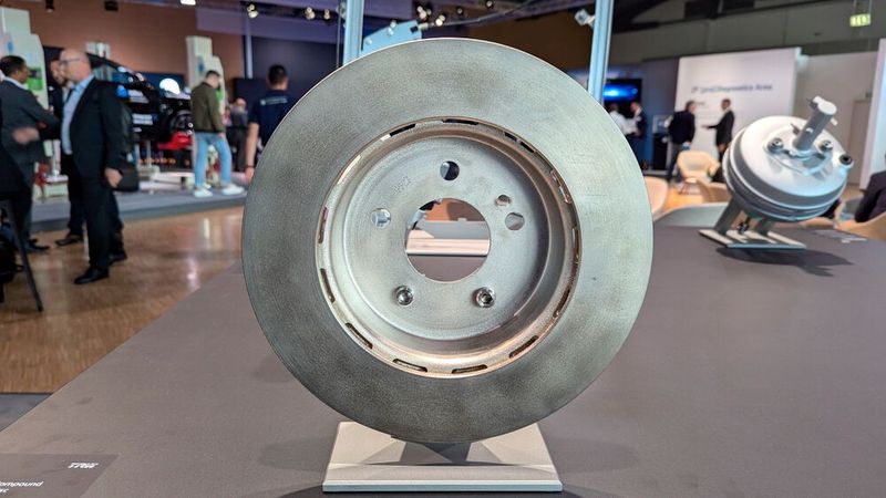 Auf der Automechanika stellte ZF eine Programmerweiterung und Designanpassung von zweiteiligen Bremsscheiben unter der Marke TRW vor. Zusätzlich zu den 27 aktuellen Referenzen von ZF für BMW-Modelle werden bis Ende des Jahres 18 neue Referenzen für Mercedes und Land Rover verfügbar sein. (Bild: Rosenow – VCG)