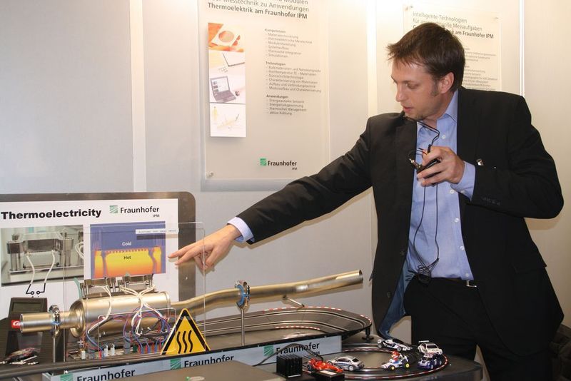 Die Flitzer werden über thermoelektrische Generatoren aus Bismut- oder Bleitellurid im Auspuff betrieben, erläutert Dr. Kilian Bartholomé vom Fraunhofer-IPM.   Bild: Zwettler (Archiv: Vogel Business Media)