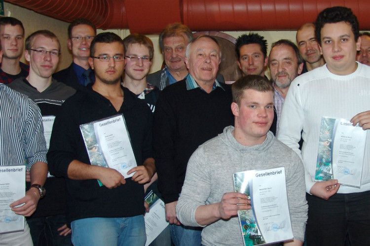 Erfolgreich durch eine gute Ausbildung: die Kraftfahrzeugmechatroniker in Melsungen. (Foto: Innung)