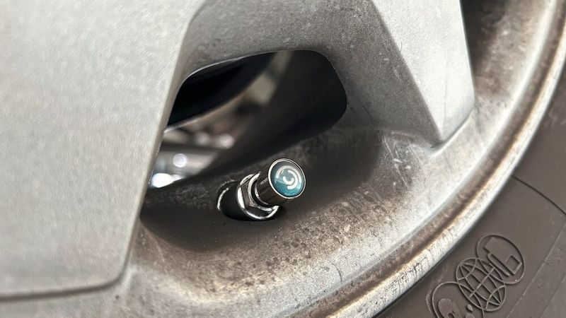 Alles richtig gemacht: Auch mit Kappe ragt das Ventil seitlich nicht über das Rad hinaus und die Materialpaarung von Ventilkörper und -kappe führt nicht zu elektrochemischer Korrosion.(Bild:  Diehl – VCG)