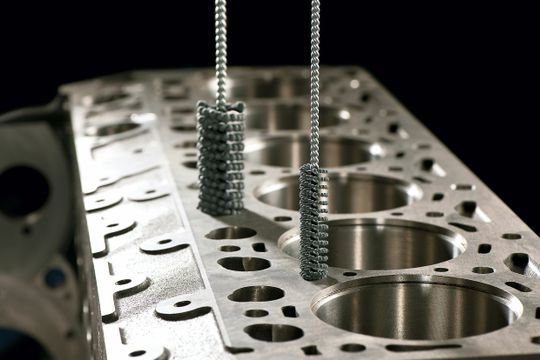 (Für den besonders anspruchsvollen Bereich der Rauhtiefen-Optimierung bei der Innenbearbeitung ausgelegt sind die Alpha-Honbürsten von Kullen-Koti Sie verfügen an ihren Borstenspitzen über kleine Kugeln aus hochwertigem Schleifmittel in einer Kunstharzbindung. Bildquelle: Kullen-Koti)