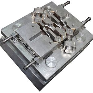 Bild 1: Das mehrdirektionale Schmiedewerkzeug presst Metall nicht nur durch Druck von oben in Form, sondern gleichzeitig durch Druck von den Seiten, so entsteht weniger Grat.