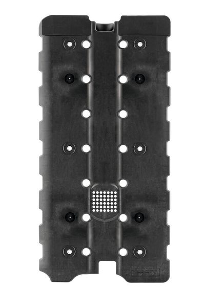 Das Schwallblech wird zwischen dem Batteriedeckel und den Halterungen für die Batteriezellen platziert. Es soll im Falle eines Spannungsüberschlags durch defekte Batteriezellen verhindern, dass der komplette Akku in Flammen aufgeht. (Bild: Pöppelmann)