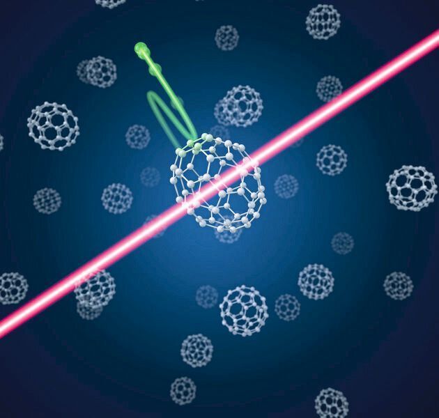 Ein infraroter Laserpuls trifft auf ein Kohlenstoff-Makromolekül. Dabei ändert das Molekül seine Form und entlässt ein Elektron in die Umgebung. Die laser-induzierte Beugung dieser Elektronen wird zur Abbildung der Deformation genutzt. (Alexander Gelin)