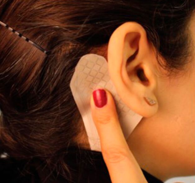 Dank der Formfreiheit können Eingabe-Sensoren wie ein Pflaster zum Beispiel hinter das Ohr geklebt werden. (Bild: Universität des Saarlandes)