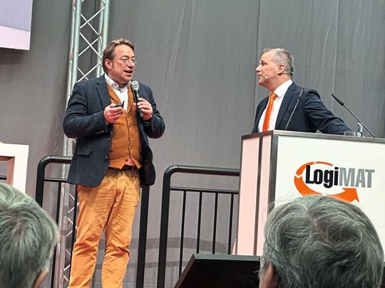 Prof. Dr.-Ing. Johannes Fottner (l.) und Logimat-Messechef Michael Ruchty bei der Preisverleihung.(Bild:  BWM)
