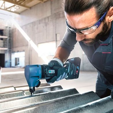 ... oder Nibbler, den man hier im Einsatz sieht. Trumpf-Scheren und -Nibbler bringen außer qualitativ hochwertige Schnittergebnisse im Blech auch den Aspekt der Kabellosigkeit ins Spiel. Eine Eigenschaft, die immer gefragter ist, wie man bei Trumpf registriert. (Bild: Trumpf)