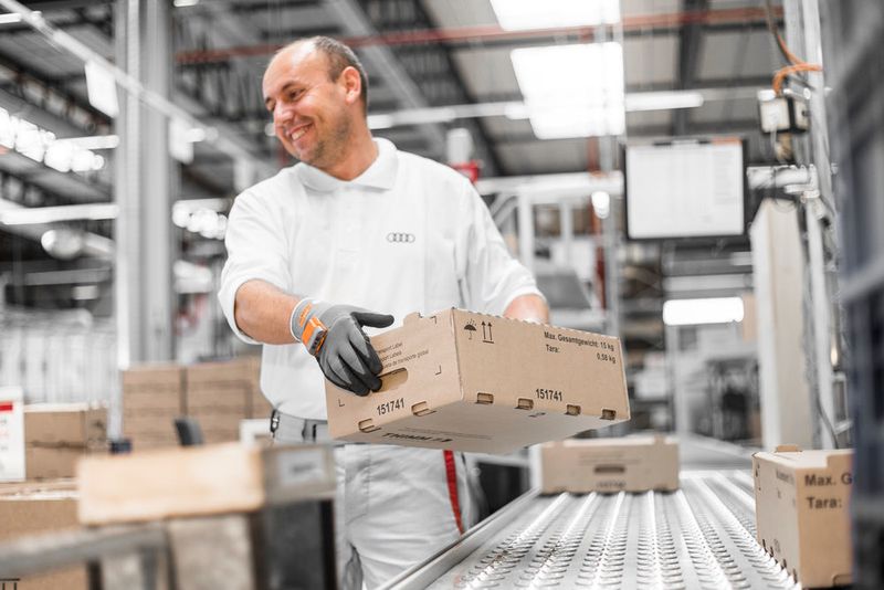 Der smarte Handschuh in Aktion bei Audi. (RIGHT LIGHT MEDIA GmbH)