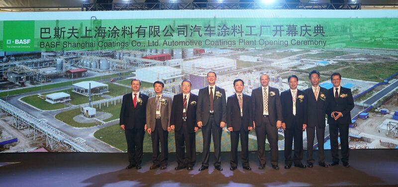 (von links) Dr. Thierry Herning, General Manager, BASF Shanghai Coatings Co., Ltd, ZhiYong Huang, President of Shanghai Hauyi Fine Chemical Co., Ltd, JianHua Wei, Vice President of Shanghai Huayi (Group) Company, Dr. Albert Heuser, President, Greater China and Functions Asia Pacific, BASF, JianMin Xu, Communist Party Secretary, Shanghai Chemical Industry Park Administration Commission, Secretary of the General Party Committee, Shanghai Chemical Industry Park, Dr. Markus Kamieth, President of Coatings division, BASF, XueLiang Tan, Deputy Bureau-level Inspector, Shanghai Chemical Industry Park Administration Commission, JianMing Chen, Chief Economist, Shanghai Chemical Industry Park Development Co., Ltd., Peter Fischer, Senior Vice President, Coatings Solutions Asia Pacific, BASF. (Bild: BASF)